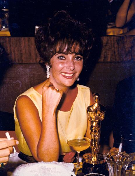 Elizabeth-1961-posing-her-Academy-Award-best-actress