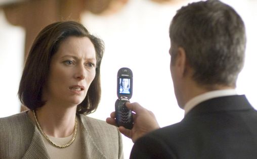 michael-clayton-tilda-swinton-george-clooney-cell-phone