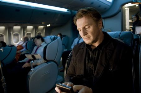non-stop-welivefilm-movie-review-phone-neeson