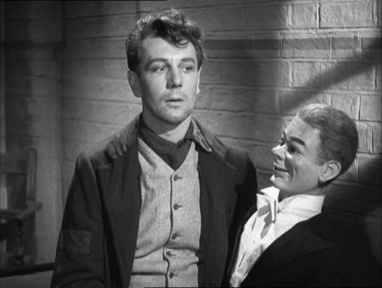 dead-of-night_1945_ventriloqists-dummy_climactic-cene-in-the-asylum