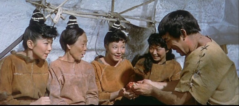 The Savage Innocents - Quinn ofrece carne foca a mujeres