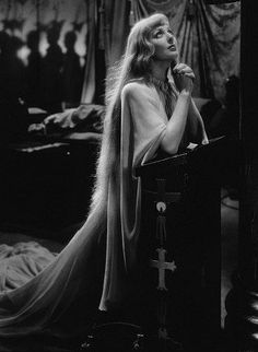 83279a23f088a486f3bf67f158f24c98--loretta-young-viera