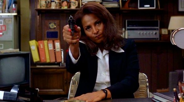 jackie-brown-1997-004-pam-grier-packing
