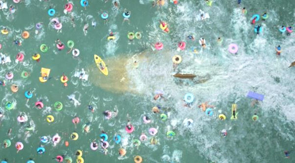 the-meg-2018-shark-beach-scene